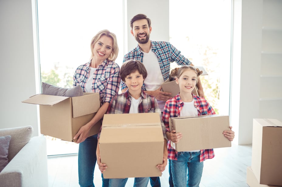 familia tipo feliz por estrenar su nuevo apartamento