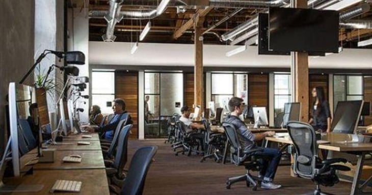 Oficinas en el interior de Doce_22, edificio diseñado por el estudio de arquitectos Raij