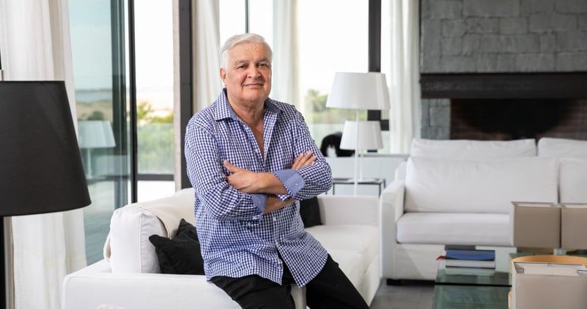 Arquitecto Carlos Ott en living de un apartamento