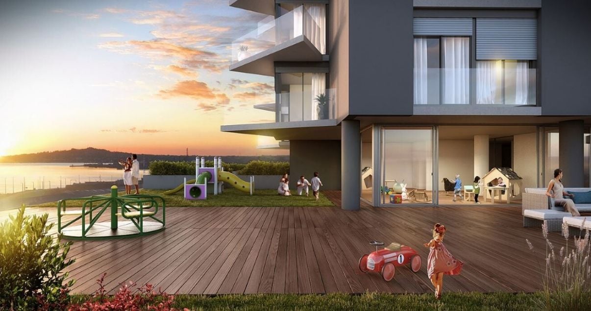 Deck y exterior del edificio Nostrum Bay en un dia soleado con juegos de niños de la desarrolladora inmobiliaria Altius Group