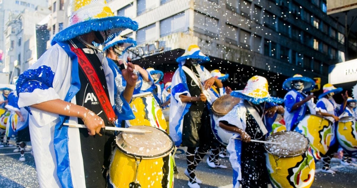 Bateristas de la murga de candombe en carnaval en los barrios de montevideo