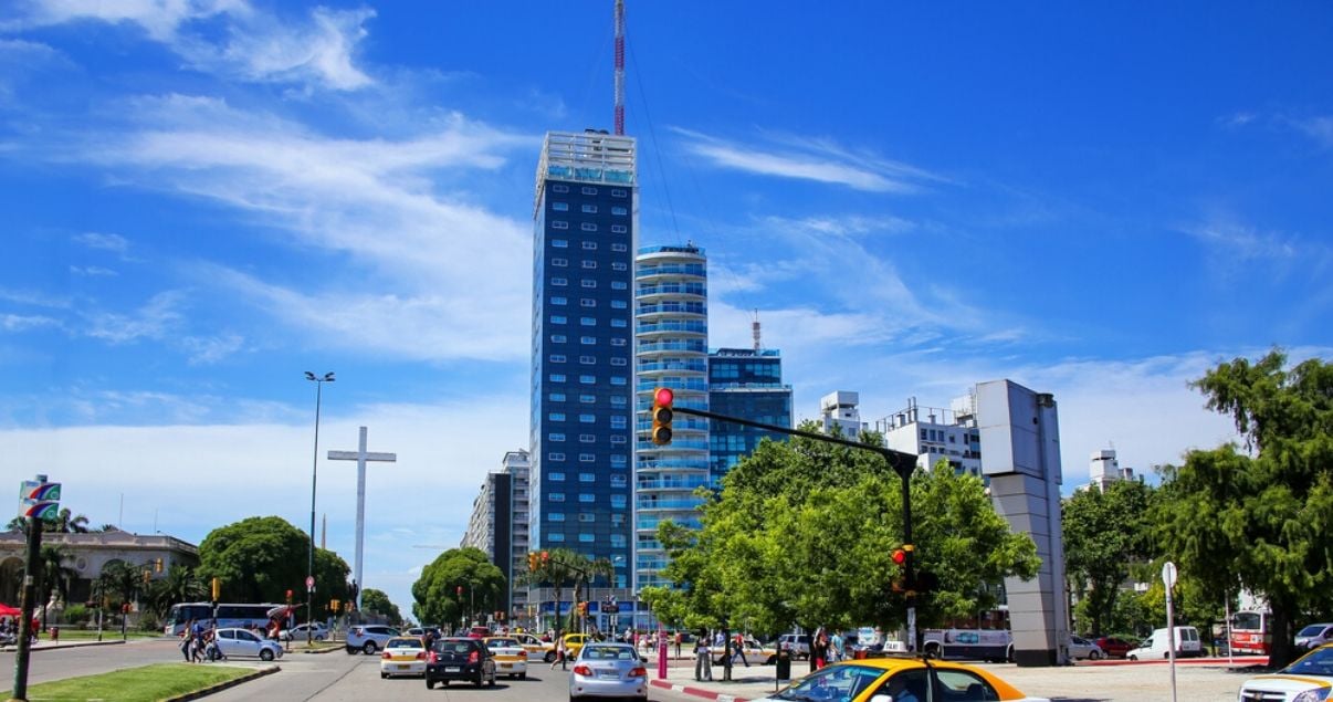 Edificios modernos en el barrio de Montevideo Tres Cruces con gente de negocios