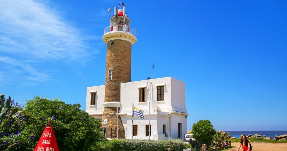Persona paseando por el faro de punta brava en dia soleado ubicado en Punta Carret
