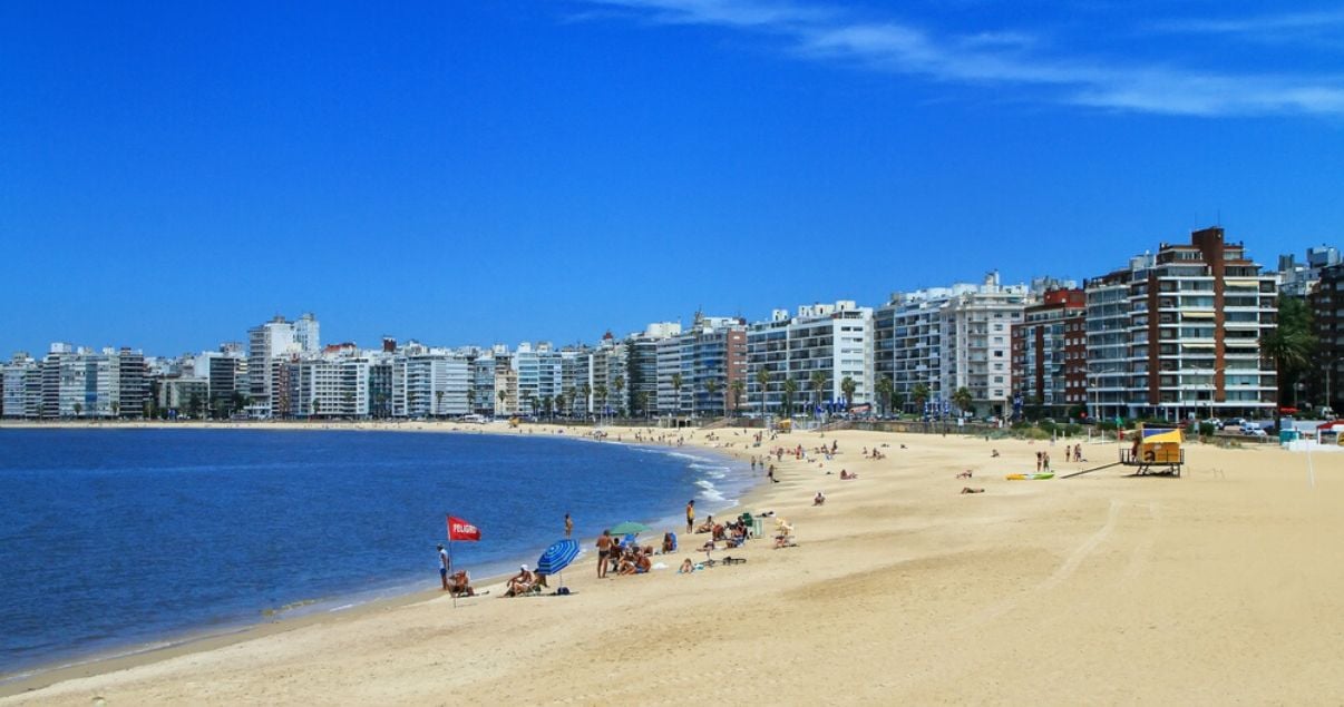 paisaje playa en el barrio de montevideo pocitos