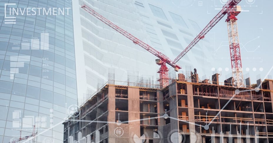 Edificio en construcción de apartamentos en pozo con sombras de estadística de inversión 