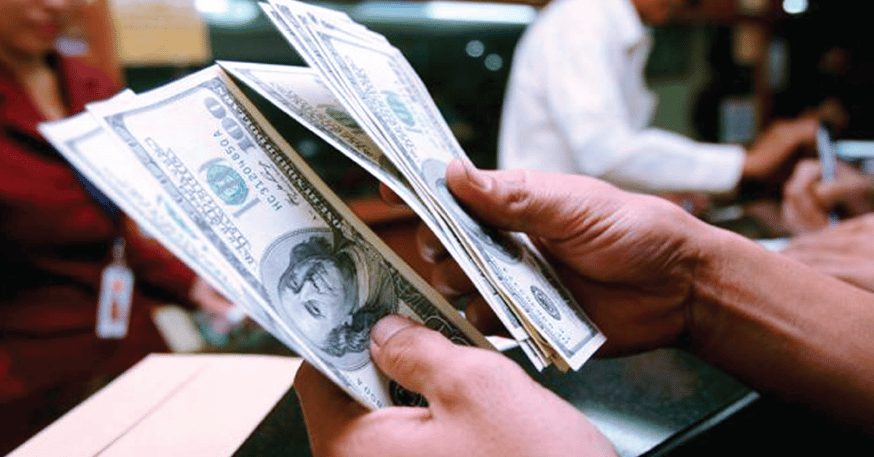 Hombre contando dinero Hombre contando dinero