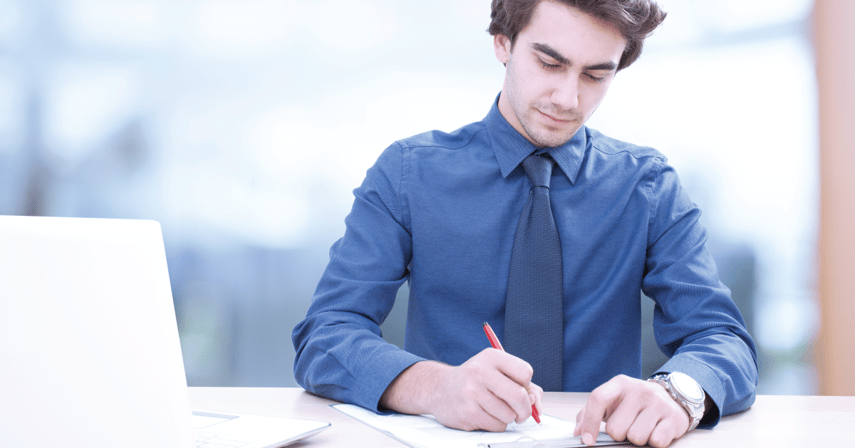 Hombre escribiendo Hombre escribiendo