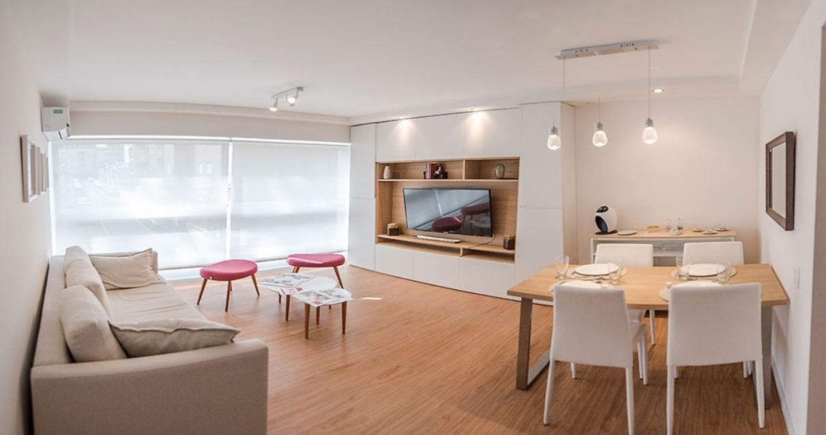 Interior de un apartamento con gran ventanal en el edificio Citadino Rodó del estudio de arquitectos Christoff + De Sierra