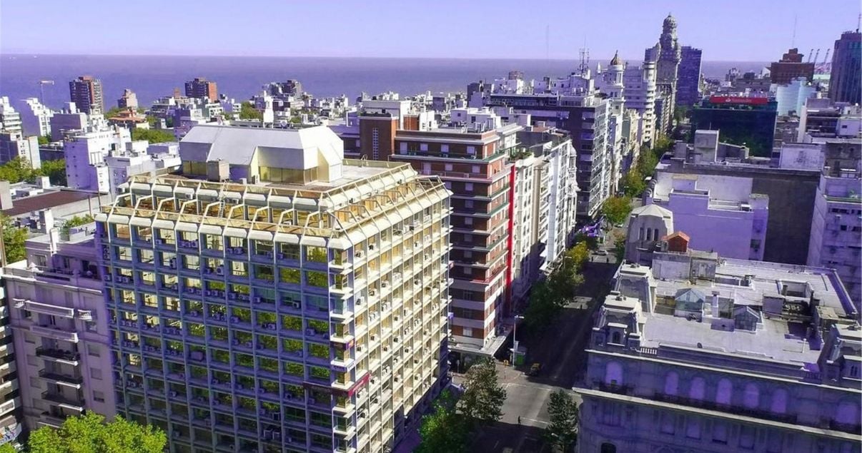 Edificios modernos en Montevideo en un dia soleado de un importante estudio de arquitectos