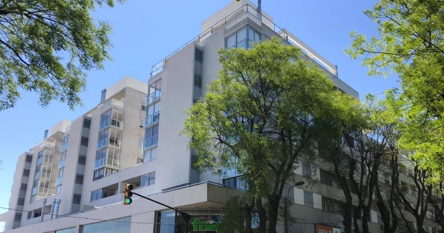 Fachada edificio con árboles en el frente del estudio de arquitectos Christoff + De Sierra