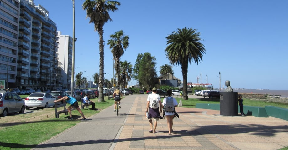 Personas caminando por las calles de Punta del Este