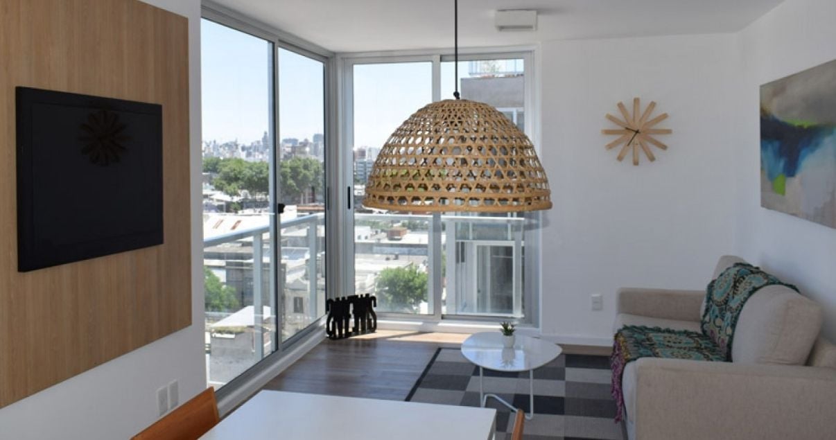 Living de un apartamento en el edificio Nostrum Plaza del estudio de arquitectos Christoff + De Sierra